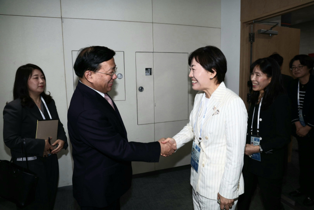 송미령 농림축산식품부 장관은 9일 인천에서 한쥔(韓俊) 중국 농업농촌부 장관과 양자면담을 갖고 코로나19와 외교적 여건 등으로 오랜 기간 정체됐던 양국 농업협력을 다시 재개하기로 합의했다. 한쥔 장관은 10일 인천에서 열리는 아시아태평양경제협력체(APEC) 식량안보장관회의와 11일 제4차 한중일 농업장관회의 참석을 위해 방한했다. 2025.8.9. 농식품부 제공