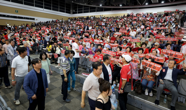 지난 8일 대구 엑스코에서 열린 국민의힘 제6차 전당대회 대구·경북 합동연설회에 참석한 당원들이 구호를 외치며 지지하는 후보를 응원하고 있다. 김영진 기자 kyjmaeil@imaeil.com