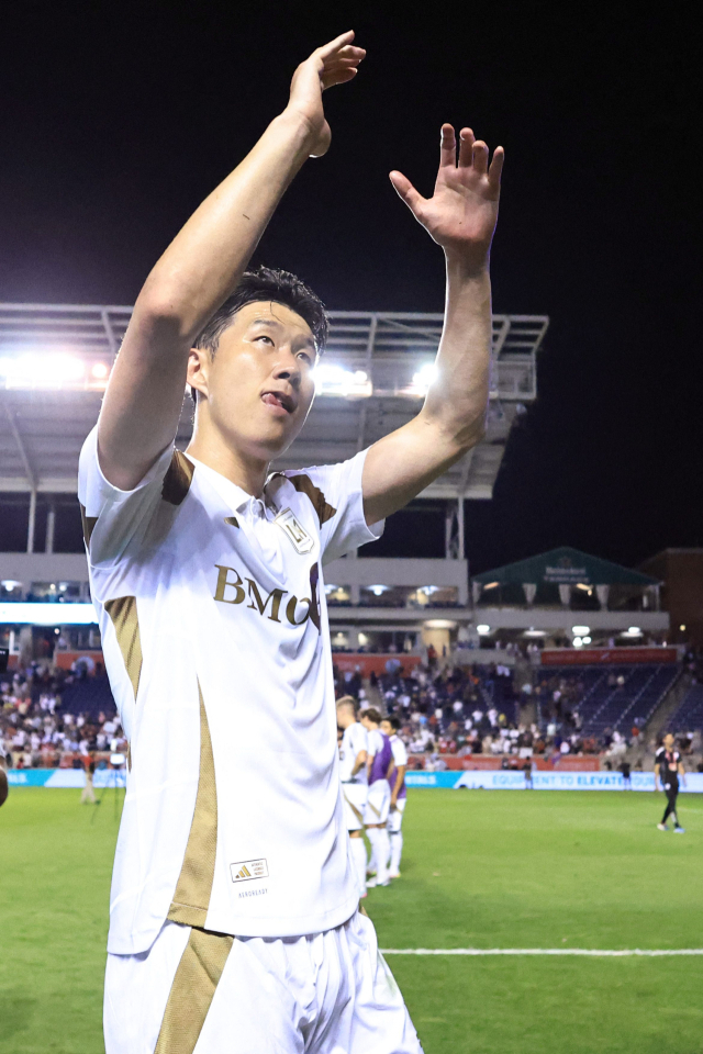 LAFC의 손흥민이 10일 미국 시카고에서 열린 2025 MLS 26라운드 경기가 끝난 뒤 팬들에게 인사하고 있다. 연합뉴스