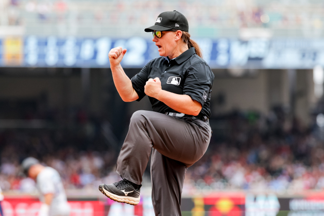 10일 MLB 마이애미 말린스와 애틀랜타 브레이브스의 더블헤더 1차전에 1루심으로 나선 젠 파울이 7회 역동적인 동작으로 아웃 판정을 내리고 있다. 연합뉴스