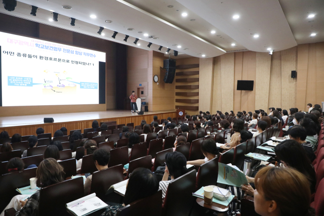 이덕희 경북대 교수가 환경호르몬과 건강을 주제로 강의를 하고 있다. 영남이공대 제공