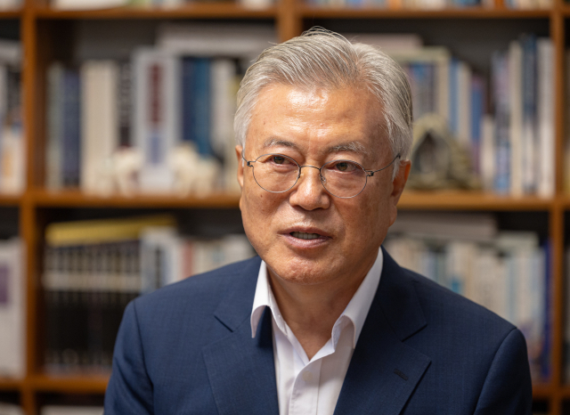 문재인 전 대통령이 7일 경남 양산시 하북면 평산마을 사저를 찾은 더불어민주당 정청래 대표와 만나고 있다. 연합뉴스