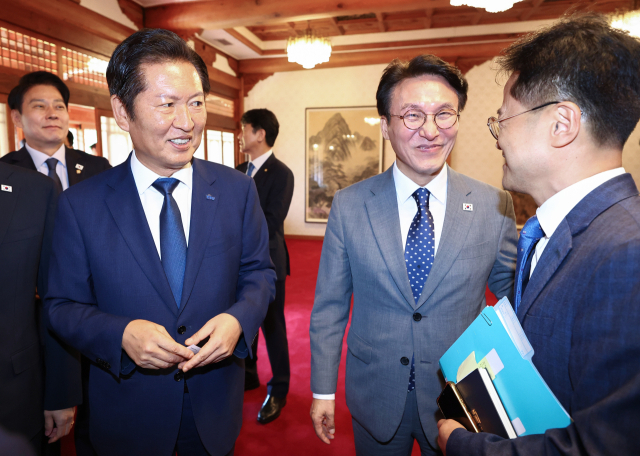 김민석 국무총리가 10일 서울 종로구 삼청동 총리공관에서 열린 고위당정협의회에서 더불어민주당 정청래 대표와 인사를 나누고 있다. 연합뉴스