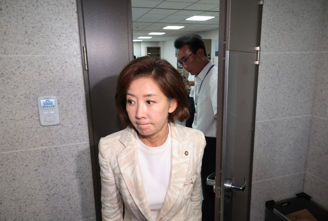 채상병 사건 수사방해 의혹을 수사하는 이명현 순직해병 특검팀이 11일 서울 여의도 국회 의원회관 내 국민의힘 임종득 의원실을 압수수색하고 있는 가운데 같은당 나경원 의원이 임 의원실에서 나오고 있다. 연합뉴스
