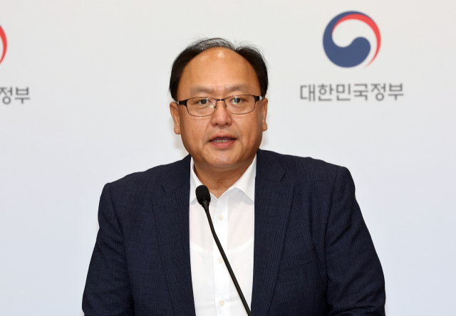 조상호 국정기획위원이 5일 정부세종청사 민원동 공용브리핑실에서 열린 국정기획위원회 박수현 국가균형성장특별위원회 위원장의 기자회견에 배석해 기자들 질문에 답하고 있다. 연합뉴스