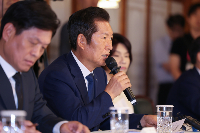 정청래 더불어민주당 대표가 10일 서울 종로구 삼청동 총리공관에서 열린 고위당정협의회에서 발언하고 있다. 연합뉴스