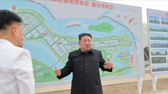 김정은 북한 국무위원장이 지난 1일 작년 여름 수해를 겪은 신의주에 세워질 위화도온실종합농장 건설 현장과 의주군 섬지구 영구화제방 공사 현장을 시찰했다고 조선중앙TV가 2일 보도했다. [조선중앙TV 화면] [국내에서만 사용가능. 재배포 금지. For Use Only in the Republic of Korea. No Redistribution] 연합뉴스
