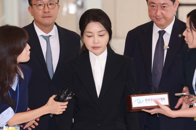 윤석열 전 대통령 배우자 김건희 여사가 6일 서울 종로구 KT광화문빌딩 웨스트에 마련된 민중기 특별검사팀 사무실에 피의자 신분으로 출석하고 있다. 연합뉴스