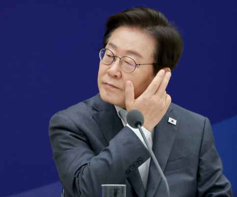 李대통령 지지율 56.5% 최저치…'조국·윤미향' 악영향?