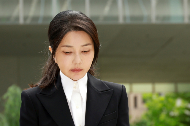 윤석열 전 대통령 배우자 김건희 여사가 6일 서울 종로구 KT광화문빌딩 웨스트에 마련된 민중기 특별검사팀 사무실에 피의자 신분으로 출석하고 있다. 전·현직 대통령 부인이 수사기관에 피의자로 공개 출석하는 것은 헌정사상 처음이다. 연합뉴스