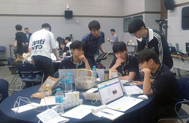 경북교육청이 개최한 고등학생 궁리한마당 행사에서 학생들이 각자의 질문을 만들고 이와 관련해 토론하는 탐구 활동을 진행하고 있다. 김영진 기자