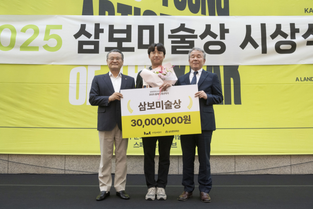 제3회 삼보미술상 수상자인 신준민(가운데) 작가와 이재하 삼보모터스 회장(좌), 이대혁 삼보문화재단 대표(우). 대구문화예술진흥원 제공