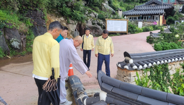 박명균 행정부지사가 집중호우로 피해를 본 도내 국가유산 및 전통사찰 현장을 찾아 복구 상황을 점검했다. 경남도 제공
