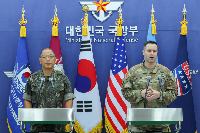 이성준 합동참모본부 공보실장(왼쪽)과 라이언 도널드 유엔사·연합사·주한미군사 공보실장이 7일 서울 용산구 국방부 브리핑룸에서 2025년 을지 자유의 방패(UFS) 연습 한미 공동브리핑을 하고 있다. 연합뉴스