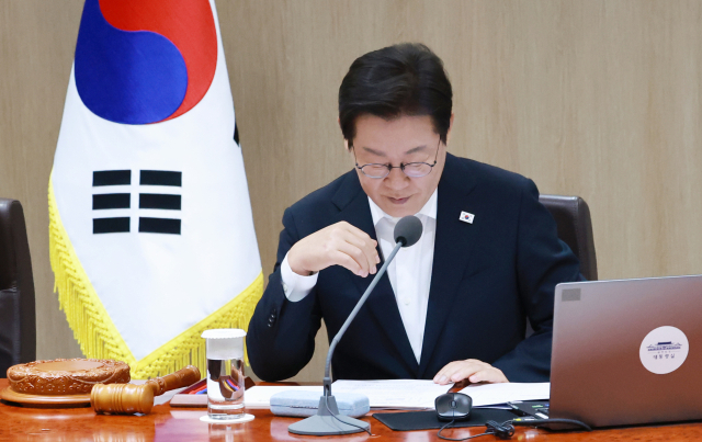 이재명 대통령이 11일 서울 용산 대통령실 청사에서 열린 임시 국무회의에서 의안 심의에 앞서 자료를 살피고 있다. 연합뉴스