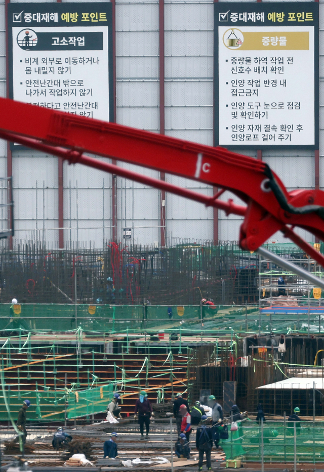 서울 시내 한 아파트 건설 현장에 중대재해 예방 포인트 안내문이 붙어 있다. 연합뉴스
