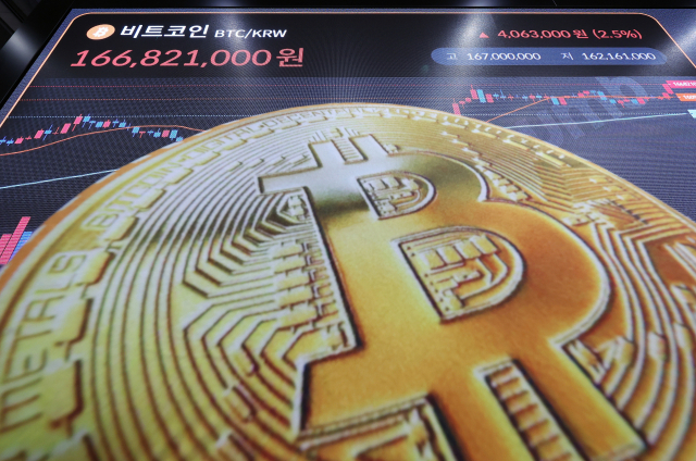 서울 서초구 빗썸라운지 강남 본점 현황판에 비트코인 시세가 표시되고 있다. 연합뉴스