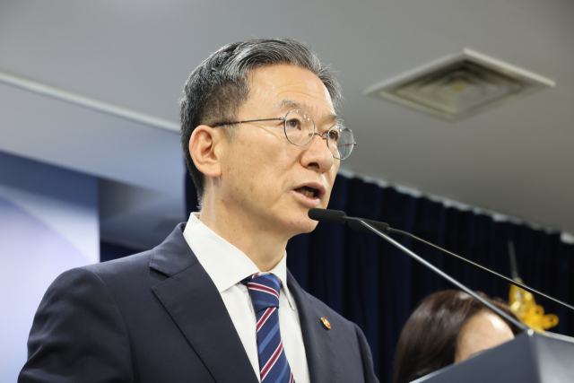 정성호 법무부 장관이 11일 서울 종로구 정부서울청사에서 8.15 광복절 특별사면 명단을 발표하고 있다. 연합뉴스