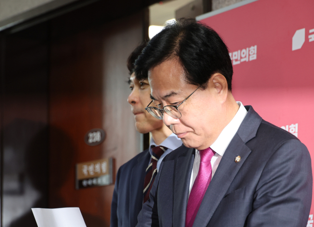 국민의힘 송언석 비상대책위원장 겸 원내대표가 11일 서울 여의도 국회에서 조국혁신당 조국 전 대표 등에 대한 광복절 특별사면 발표와 관련해 백브리핑 하기 위해 이동하고 있다. 연합뉴스