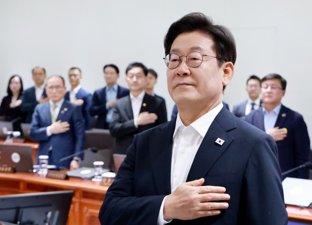 이재명 대통령이 11일 서울 용산 대통령실 청사에서 열린 임시 국무회의에서 국기에 경례하고 있다. 연합뉴스