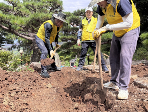 한국산업단지공단, 임직원 30여명, 경남 산청 찾아 수해복구 나서