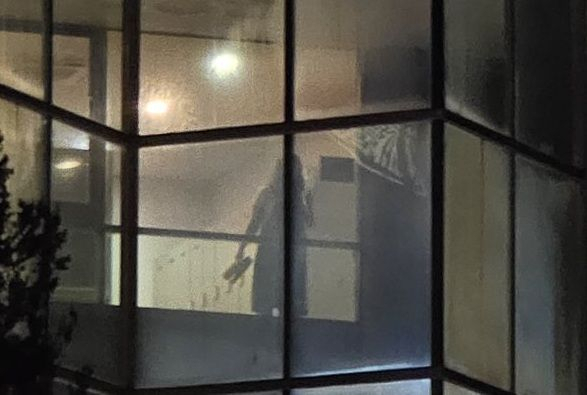외부 잔디광장에서 바라본 내부 여성 탈의실. 온라인 커뮤니티 캡처