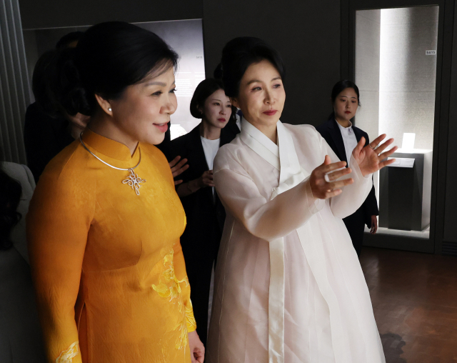 김혜경 여사와 또 럼 베트남 당 서기장의 배우자 응오 프엉 리 여사가 11일 서울 용산구 국립중앙박물관에서 유홍준 관장과 전시물을 보고 있다. 연합뉴스