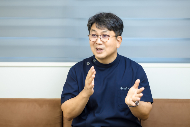 이동욱 대구 대평리내과의원 원장. 이화섭 기자.