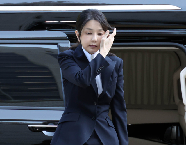 윤석열 전 대통령 부인 김건희 여사가 12일 구속 전 피의자 심문(영장실질심사)을 받기 위해 서울 서초구 서울중앙지법에 도착하고 있다. 민중기 특검팀은 김 여사에 대해 자본시장법 위반, 정치자금법 위반(명태균 공천개입 의혹), 특정범죄 가중처벌법상 알선수재(건진법사·통일교 청탁 의혹) 혐의로 구속영장을 청구했다. 연합뉴스
