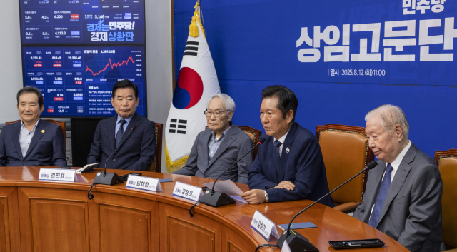 더불어민주당 정청래 대표가 12일 국회에서 열린 상임고문단 간담회에서 인사말을 하고 있다. 연합뉴스