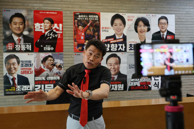 국민의힘 전당대회 방해 논란 당사자인 전한길 씨가 당 윤리위원회의 징계 절차가 시작된 11일 서울 여의도 당사를 찾아 징계의 부당함을 알리는 개인 유튜브 방송을 하고 있다. 연합뉴스