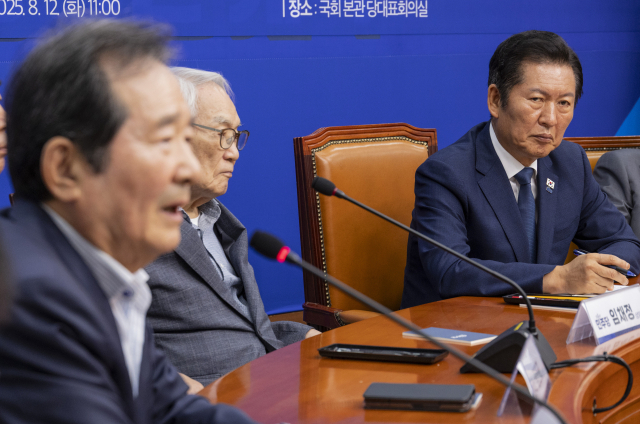 더불어민주당 정청래 대표가 12일 국회에서 열린 상임고문단 간담회에서 정세균 전 국무총리의 발언을 듣고 있다. 연합뉴스