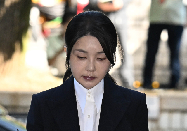 윤석열 전 대통령 부인 김건희 여사가 12일 구속 전 피의자 심문(영장실질심사)을 받기 위해 서울 서초구 서울중앙지법에 출석하고 있다. 민중기 특검팀은 김 여사에 대해 자본시장법 위반, 정치자금법 위반(명태균 공천개입 의혹), 특정범죄 가중처벌법상 알선수재(건진법사·통일교 청탁 의혹) 혐의로 구속영장을 청구했다. 연합뉴스