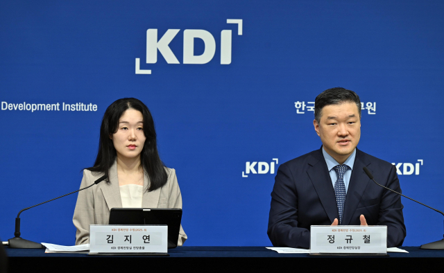 한국개발연구원(KDI)은 12일 정부세종청사 중앙동 기획재정부 브리핑실에서 경제전망 수정 사항을 설명하고 있다. 왼쪽부터 김지연 KDI 경제전망실 전망총괄, 정규철 KDI 경제전망실장. 2025.8.12. KDI 제공