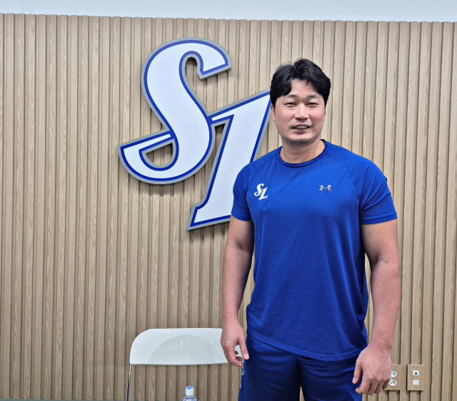 삼성 라이온즈의 오승환이 12일 대구 삼성라이온즈파크에서 KIA 타이거즈와의 경기가 열리기 전 취재진과 만나 인터뷰와 사진 촬영에 응하고 있다. 채정민 기자