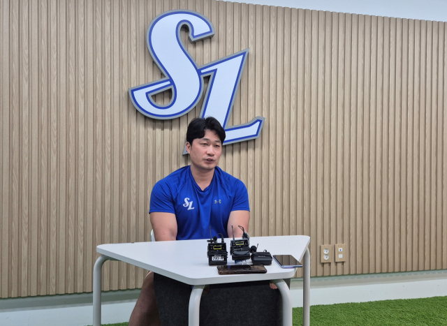 삼성 라이온즈의 오승환이 12일 대구 삼성라이온즈파크에서 KIA 타이거즈와의 경기가 열리기 전 취재진과 만나 인터뷰에 응하고 있다. 채정민 기자