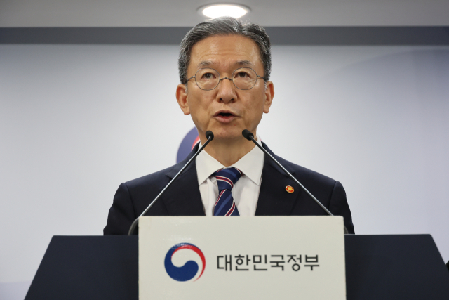 정성호 법무부 장관이 11일 서울 종로구 정부서울청사에서 8.15 광복절 특별사면 명단을 발표하고 있다. 연합뉴스