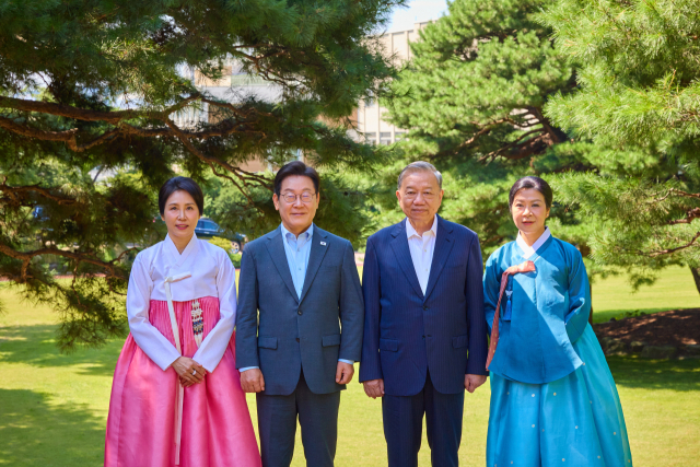 이재명 대통령과 김혜경 여사가 12일 청와대 상춘재 앞에서 또 럼 베트남 당 서기장, 배우자 응오 프엉 리 여사와 기념촬영을 하고 있다. 이날 리 여사는 전날 김혜경 여사가 선물한 한복을 입고 참석했다. 연합뉴스