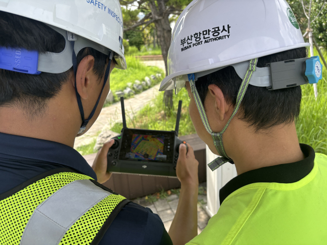 부산항만공사 직원들이 항만시설물의 열화상 촬영결과를 모니터링하고 있다. [사진=BPA]