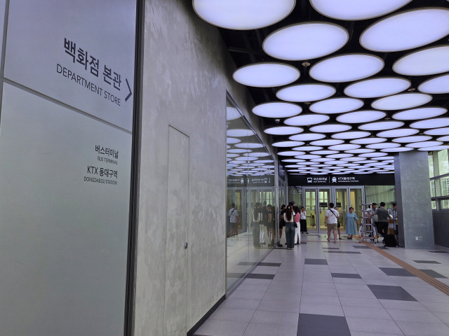 12일 오전 10시 20분쯤 대구 신세계백화점 별관 연결통로와 이어지는 출구 앞에선 10여 명이 개장을 기다리고 있었다. 이 백화점 직원은 