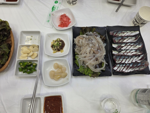 박 씨가 난전 앞 횟집에서 2만원에 시킨 오징어회. /속초시청 자유게시판
