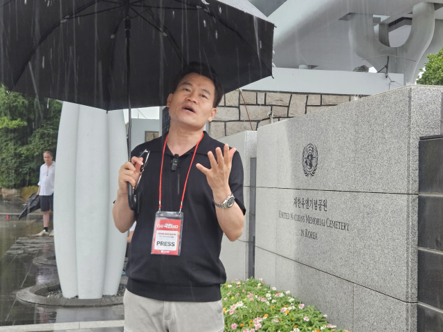 전직 한국사 강사 전한길 씨가 12일 부산에 있는 유엔기념공원을 방문해 국민의힘의 전당대회 출입금지 조치에 대한 자신의 생각을 밝히고 있다. 윤정훈 기자