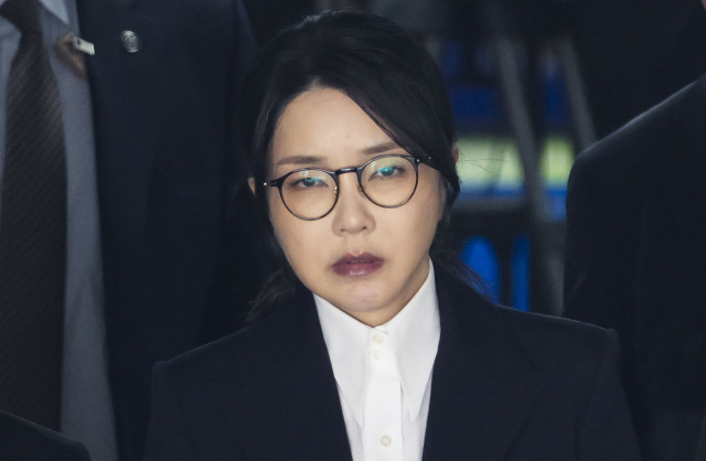 윤석열 전 대통령 부인 김건희 여사가 12일 구속 전 피의자 심문(영장실질심사)을 마친 뒤 서울 서초구 서울중앙지법을 나서고 있다. 연합뉴스