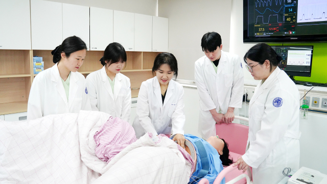 영남이공대는 보건의료 분야에서 지속적으로 증가하는 수요에 발맞춰 내년도 간호학과 정원을 늘렸다. 간호학과 학생들이 실습을 진행하는 모습. 영남이공대 제공