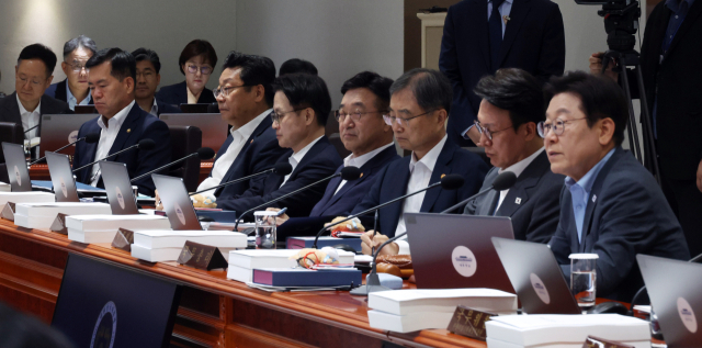 이재명 대통령이 12일 서울 용산 대통령실에서 국무회의를 하고 있다. 왼쪽 배석자석에 봉욱 민정수석, 김현지 총무비서관 등이 보인다. 연합뉴스