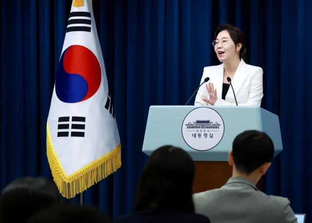 강유정 대통령실 대변인이 12일 서울 용산 대통령실 청사에서 한미 정상회담 개최 관련 브리핑 뒤 취재진의 질문에 답하고 있다. 연합뉴스