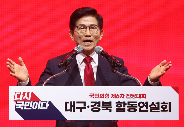 국민의힘 김문수 당대표 후보가 8일 대구 북구 엑스코에서 열린 국민의힘 제6차 전당대회 대구·경북 합동연설회에서 정견 발표를 하고 있다. 연합뉴스