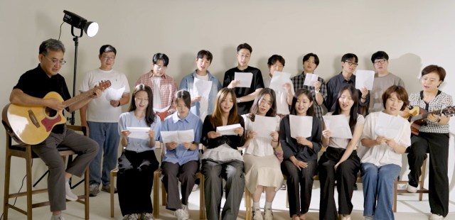 합창에는 행정, 보건, 공업, 환경 등 다양한 직렬의 공무원들이 참여했다. 환경공무직 직원들도 함께 목소리를 보탰다. 전 세대를 아우르는 구성으로 완성된 합창 영상은 달서구청 공식 유튜브와 SNS 채널을 통해 공개되자마자 큰 반향을 불러일으켰다. 달서구청 제공.