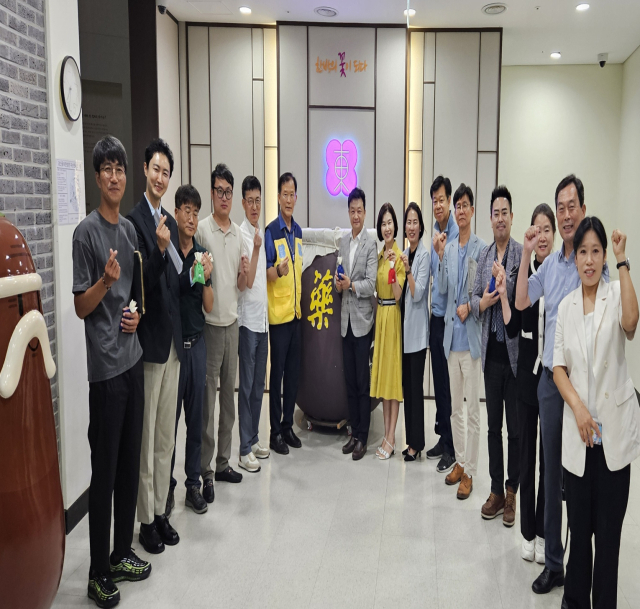 경산동의한방촌과 (사)중소기업융합 대구경북연합 코리아융합회가 최근 업무협약을 체결하고 기념촬영을 하고 있다. 대구한의대 제공