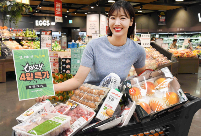 유통업계가 오는 15일 광복절 전후로 먹거리 할인전을 연다. 홈플러스는 오는 14일부터 17일까지 